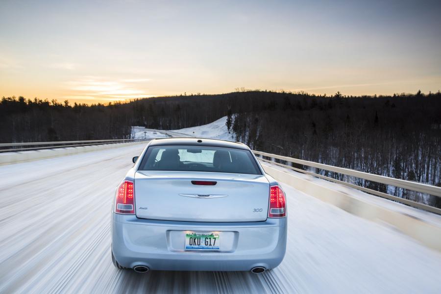  Chrysler 300C Glacier Edition 2013 года  (фото 8 из 31)